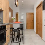 Apartamento Cozy Three-bedroom Family In By Renters Varsovia