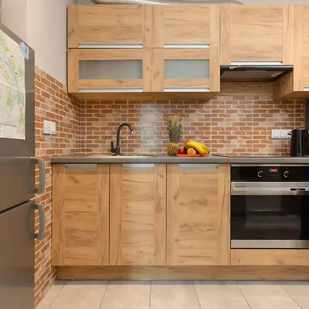 Cozy Three-bedroom Family In By Renters Варшава